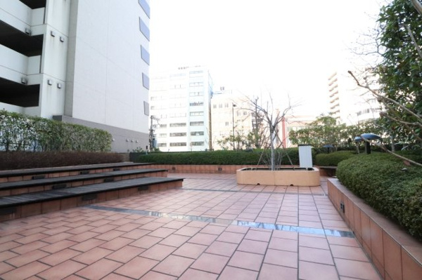 【庭】 | 【ザ・テラス】広々としています。季節ごとに違う草木が花をつけ、一年を通して彩のある風景が続きます！