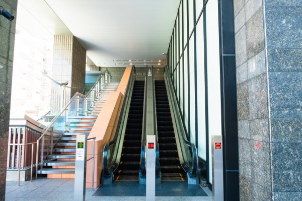  | 【エントランス外観】関西初のエスカレーター・インのアプローチが、住まう方やゲストをお出迎えします！