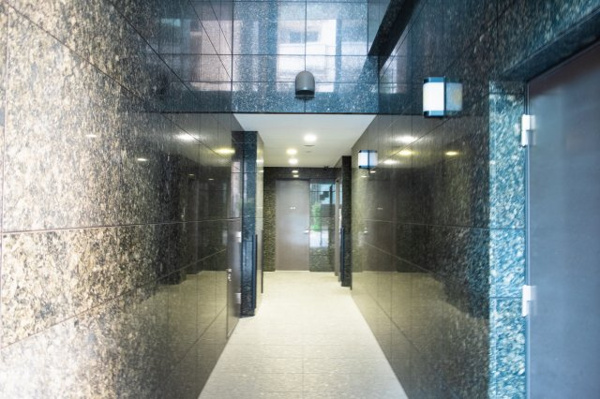 【その他共用部分】 | 【共用廊下】素材感豊かなマテリアルで構成された、重厚感のある内装です！