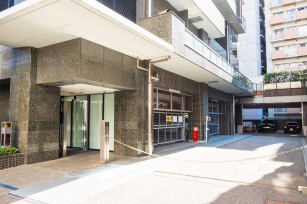 【駐車場】 | 【敷地内駐車場】きちんと整備されたきれいな駐車場です！十分な広さがあり、車の出し入れもスムーズ！