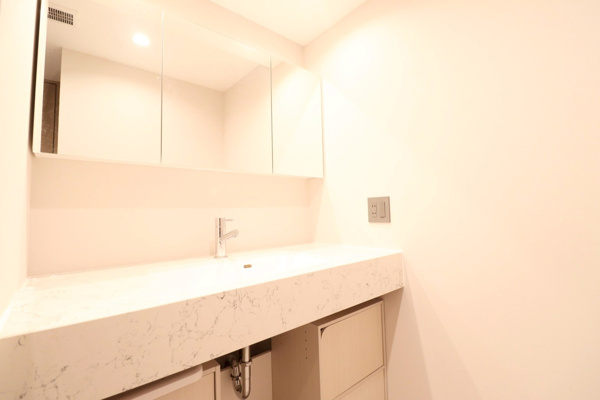 【独立洗面台】 | 【独立洗面台】大きな三面鏡の洗面台です！鏡裏や洗面台下には収納も◎