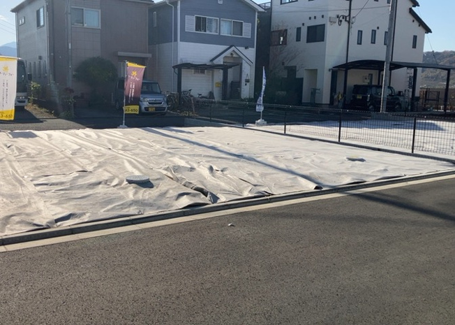 【外観】 | 土地の形が極端に長細かったり、狭小地、あるいは道路との高低差がある傾斜地だった場合、後々売ろうとしても買い手がつかない場合もあります。後々、売却することになった時に価値の下がらない土地を選びましょう。