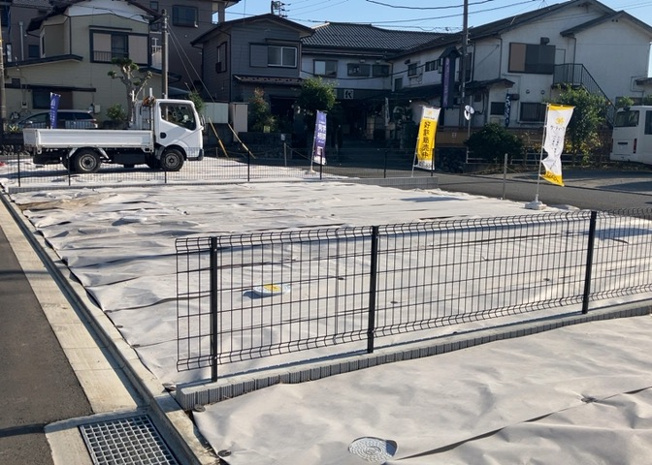 【周辺】 | 家を建てる場合、方位は要チェックです。現実的に日当たりのよい家ならばリビングは南側、建築基準法でも北側に当たる家への配慮は求められています。土地を見学に行く際は、方位磁針を持って行くようにしましょう。