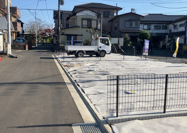 【周辺】 | 土地を買う際、住む地域の自治体や福祉の補助制度にも注目してみましょう。子供や老人の医療補助やゴミ出しのルールなど、自治体によってルールに大きな違いがあるため、暮らしやすい土地で判断するとよいでしょう。