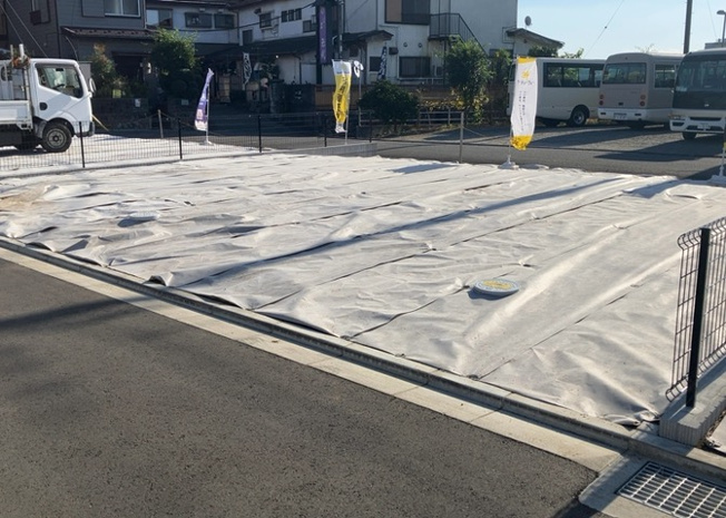 【外観】 | 土地の前の道路に消火栓が設置されていることがあります。この場合、道路交通法第45条第1項により、駐車禁止の場所が指定されています。そのため、車庫などの駐車スペースをつくることができない場合があります。