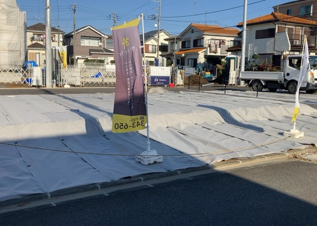 【外観】 | 現地に行くなら、物件の周囲の地形がどうなっているかを見ることも大切です。周辺より低くなっている土地では、大雨などで水が集まりやすいため、地盤が弱くなっているということも考えられるため、注意が必要です。