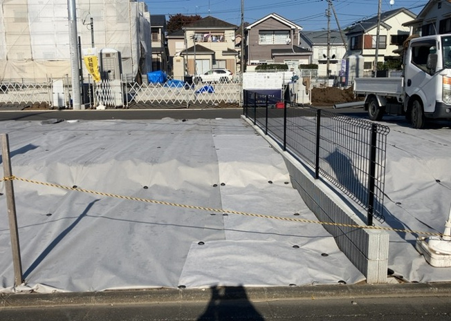 【外観】 | 隣家の土地はどうなっているのか、生活利便施設が近くにあるのか、学校まで近いかなど、お客様のライフスタイルにあわせたイメージが重要です。また、近くにあると困る施設が近くにないかも確認するといいでしょう。