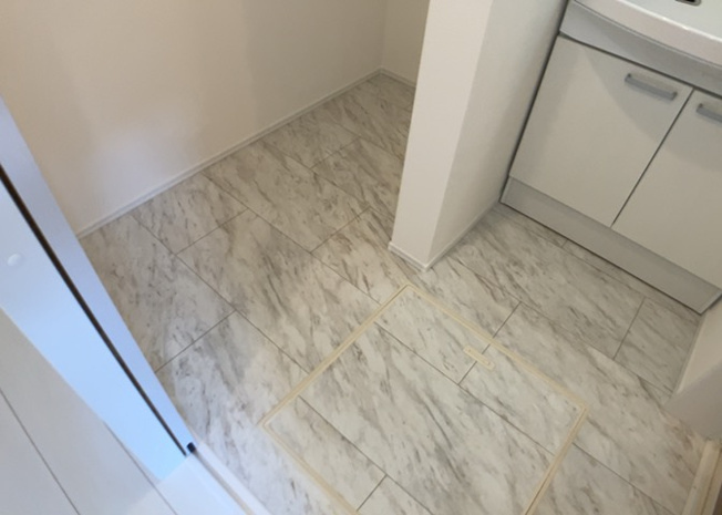 【外観】 | 多くの戸建て住宅で見かける洗面脱衣所は、洗面台と洗濯機が2畳ほどのスペースに並べられていて、洗面所が脱衣所を兼ね備えている間取りが一般的です。お客様が利用することもある、パブリックな空間でもあります。