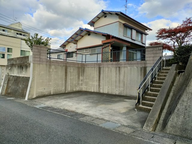 大学町4丁目　中古住宅（現況販売）の前面道路含む現地写真