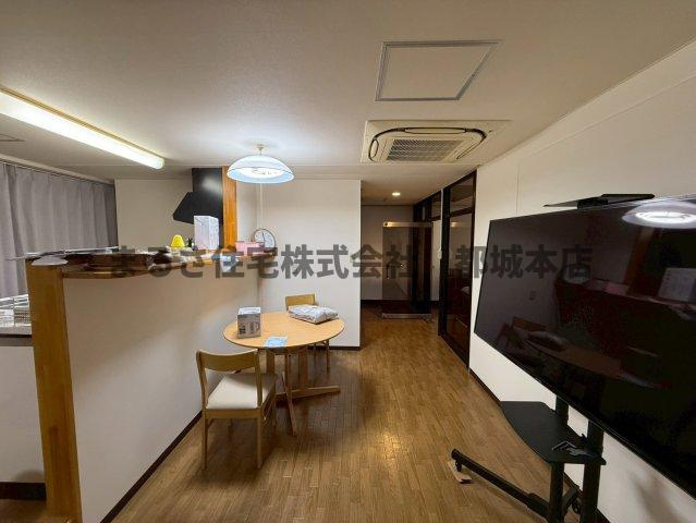 コウガユウキビル店舗（マンスリー）の居間・リビング