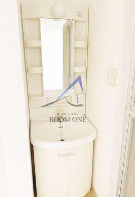 ロイヤルガーデンⅡの洗面所|独立洗面台です。