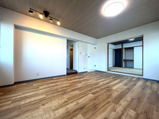 レジデンス宮の森の居間・リビング|リビング別角度！キッチン・給湯・暖房は都市ガスで経済的！