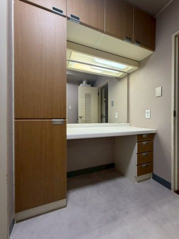 レジデンス宮の森の洗面所|家事スペース！細々としたものが多い洗面回りも充実した収納スペース付きでスッキリとした空間に！