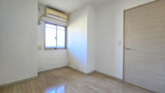 【洋室】 | セレッソコート茨木ソルプレイズ | 窓がある洋室