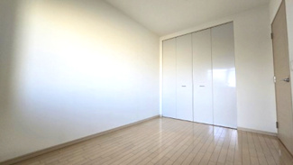 【洋室】 | セレッソコート茨木ソルプレイズ | 収納豊富な洋室