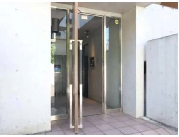 ★仲介手数料無料★松原フラット（３面彩光角住戸・新規内装リフォーム済み）の玄関