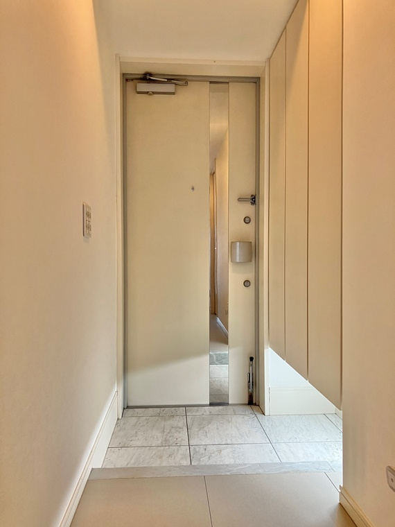 レーベンリヴァーレ東京ラ・トーレの玄関