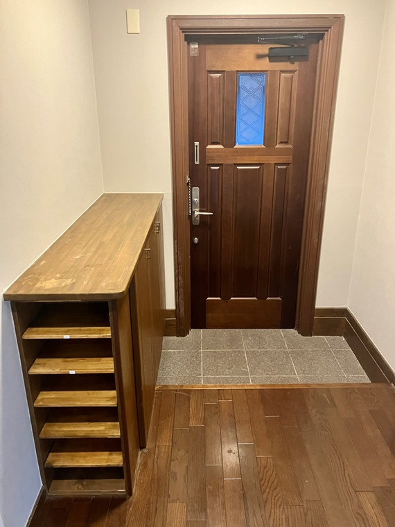 代沢戸建の玄関