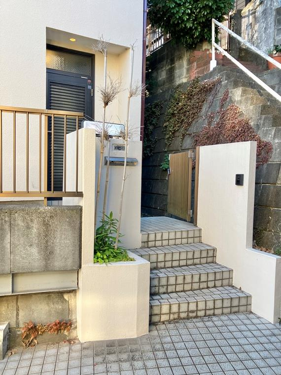 鶴ケ峰本町戸建のエントランス
