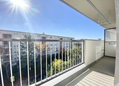 【バルコニー】 | 新金岡3丁1番G住宅2棟 | 開放的なバルコニーは見晴らしもよく、太陽の温かな温もりをめいっぱい受け止めてくれます。