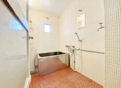 【浴室】 | 新金岡3丁1番G住宅2棟 | 毎日の疲れを癒やすバスタイムを♪空気が籠らない様に小窓も設置しております。