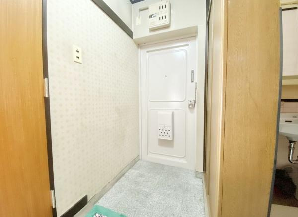 【玄関】 | 新金岡3丁1番G住宅2棟 | 気持ちの良い朝は、毎日ここからスタートしていきます♪散らかりがちな玄関まわりも、豊富な収納を用意すればいつもすっきりします！