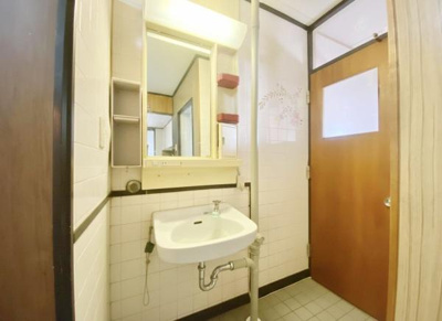 【独立洗面台】 | 新金岡3丁1番G住宅2棟 | ゆとりの洗面スペースで朝の身支度も快適スムーズに。髪のセットやお化粧もストレスなくこなせ、朝から気分良く通勤通学に向かえそうですね！