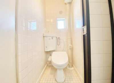 【トイレ】 | 新金岡3丁1番G住宅2棟 | 節水型でエコなトイレには、今では当たり前のウォシュレット付き。便座を温める機能付き！