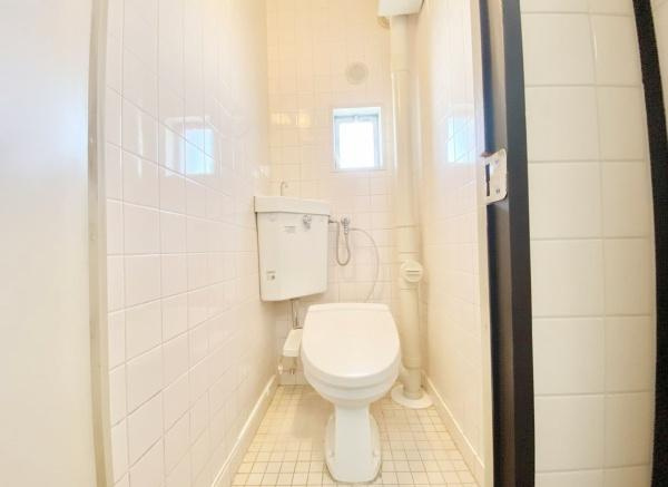 【トイレ】 | 新金岡3丁1番G住宅2棟 | 節水型でエコなトイレには、今では当たり前のウォシュレット付き。便座を温める機能付き！