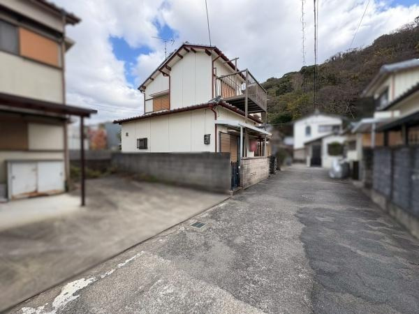 和歌山市紀三井寺　中古戸建の前面道路含む現地写真