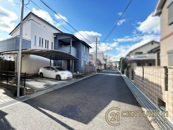 葛城市尺土　一戸建の前面道路含む現地写真|前面道路は広々約６ｍ以上！お車の出し入れラクラク！