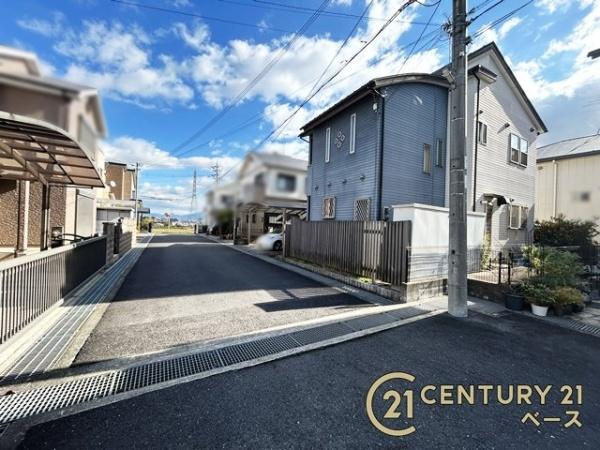 葛城市尺土　一戸建の前面道路含む現地写真|道路路の高低差もなく駐車も楽々！