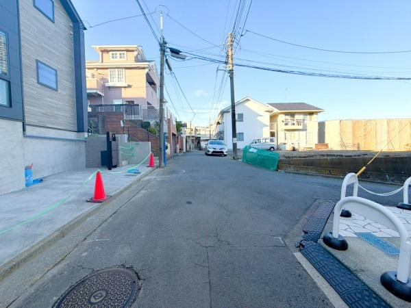 横浜市保土ケ谷区鎌谷町の新築一戸建の前面道路含む現地写真