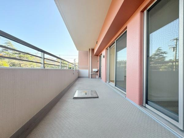 京急シティ追浜エルウィングのバルコニー|プライベート性が確保されたバルコニー。陽光が降り注ぎます。