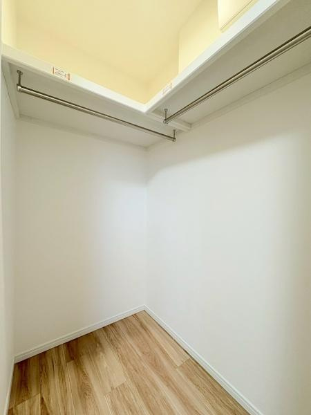 京急シティ追浜エルウィングの収納|ウォークインクローゼットの豊富な収納力も魅力的の一つですね。