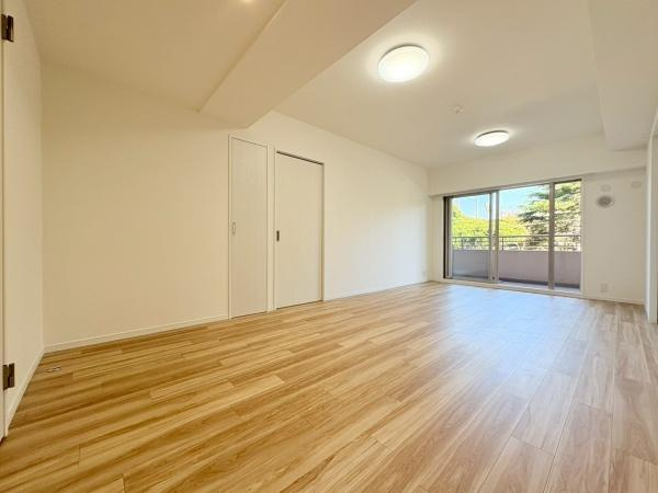 京急シティ追浜エルウィングの居間・リビング|キッチン側からリビングを撮影しました。乗数以上に広さを感じるリビングです。