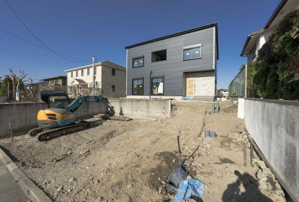 横浜市栄区庄戸５丁目の新築一戸建の前面道路含む現地写真