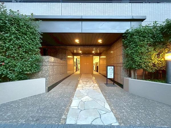 コスモ三ツ沢ガーデン山のエントランス