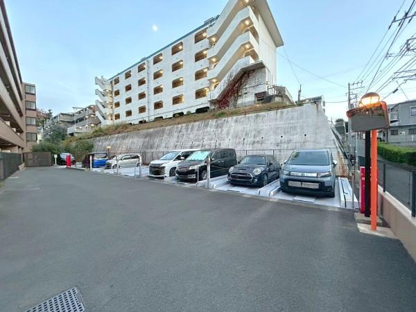 コスモ三ツ沢ガーデン山の駐車場