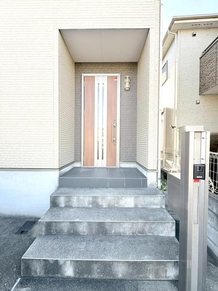 藤沢市石川５丁目の中古一戸建の玄関