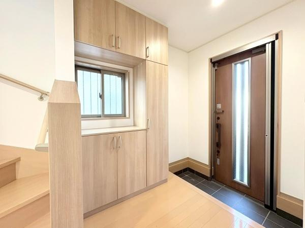 藤沢市石川５丁目の中古一戸建の玄関