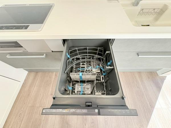 茅ヶ崎市柳島海岸の中古一戸建のキッチン|容量たっぷりの食洗器ですね