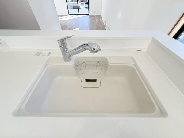 茅ヶ崎市柳島海岸の中古一戸建のキッチン|お掃除しやすい素材です