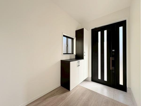 茅ヶ崎市柳島海岸の中古一戸建の玄関|シューズボックスと玄関です。