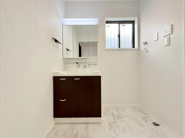 茅ヶ崎市柳島海岸の中古一戸建の独立洗面台|洗面台と洗濯機パン