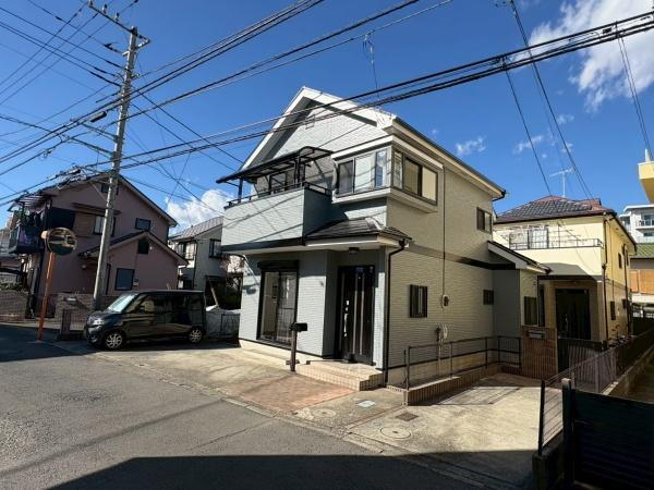 茅ヶ崎市柳島海岸の中古一戸建の外観|前面道路広く、車の出し入れがスムーズです。