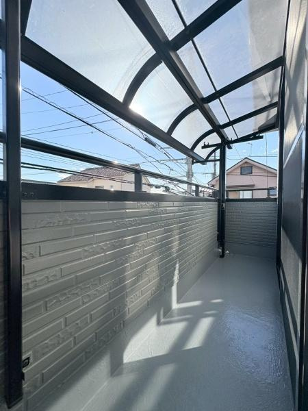 茅ヶ崎市柳島海岸の中古一戸建のバルコニー|陽当たり良好の屋根付きバルコニーです。