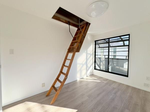 茅ヶ崎市柳島海岸の中古一戸建の洋室|小屋裏へのはしごです
