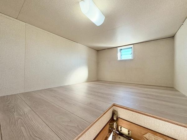 茅ヶ崎市柳島海岸の中古一戸建の洋室|広々とした小屋裏