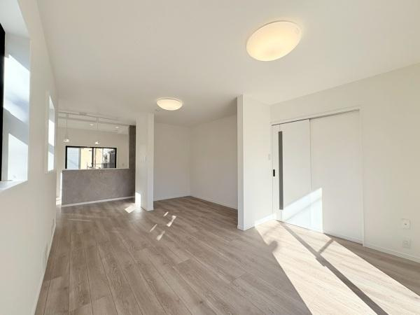 茅ヶ崎市柳島海岸の中古一戸建の居間・リビング|ご家族団らんのお時間を楽しく快適にお過ごしください。